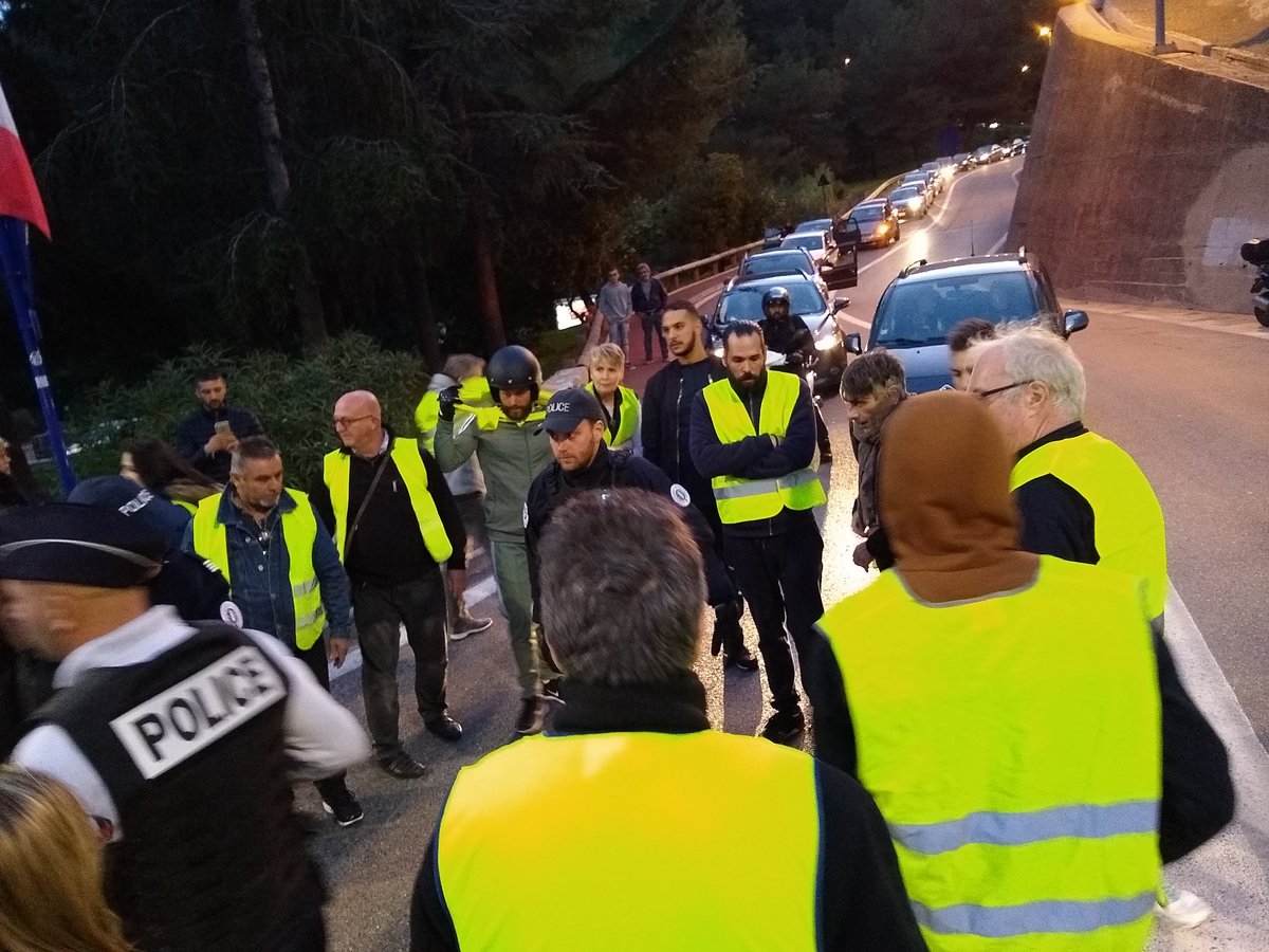 #GiletsJaunes06 : Bagarre à Menton. Des coups échangés entre un automobiliste et plusieurs gilets jaunes. <a href="/Nice_Matin/">Nice-Matin</a>