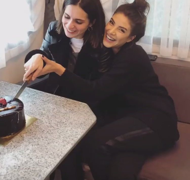 DenizBNews's tweet photo. 👭 #DenizBaysal #MeriçAral https://t.co/JhiKig1gDU