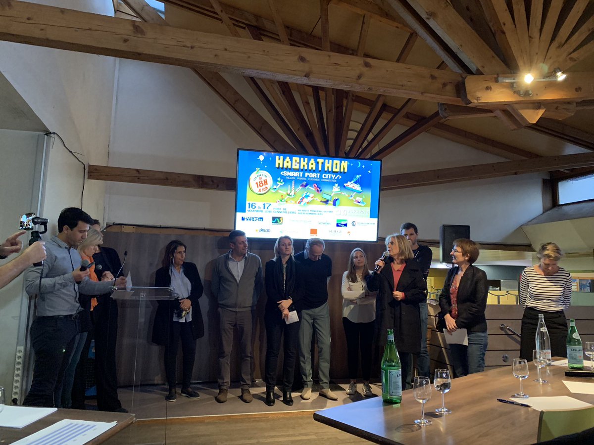 smartharopa's tweet photo. Chaque membre du jury fait un retour sur le projet de son choix ! Le message principal : Bravo à tous pour ces belles idées et ces beaux projets réalisés en un temps record ! #SPH2018 #SPC2018 https://t.co/finVa1RXrZ