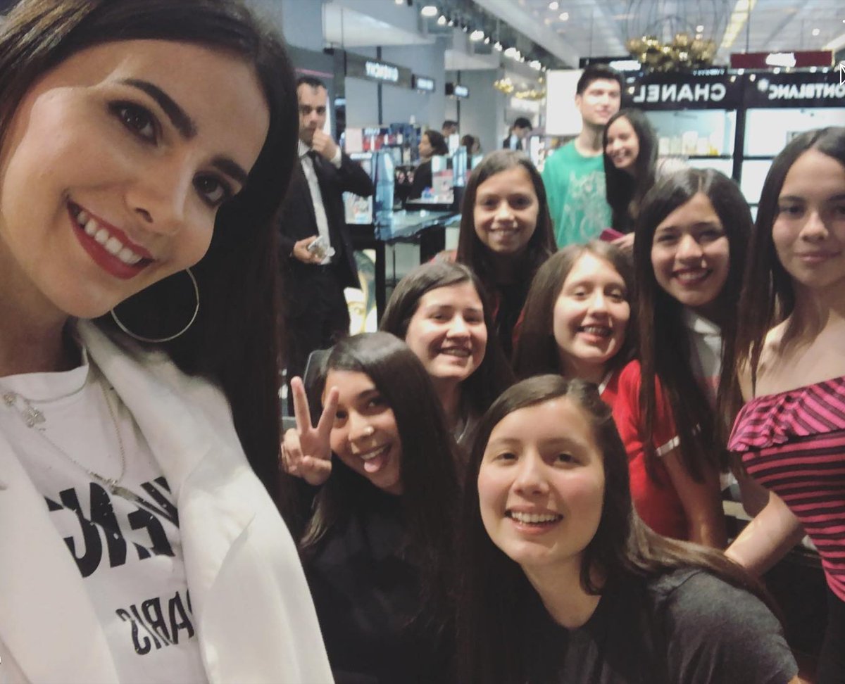 CristinaFerin's tweet photo. Aylén con sus fans en Chile. #givenchybeauty #givenchylinterdit  @Aylenmilla Quedó un maquillaje casual y muy natural. Contigo de modelo es muy fácil. Tu piel es un lienzo fino y muy cuidado. Bella ❤   Muy bien por el maquillador Aguinaldo Silva Leandro. 👏 https://t.co/QkZlVnnSQR