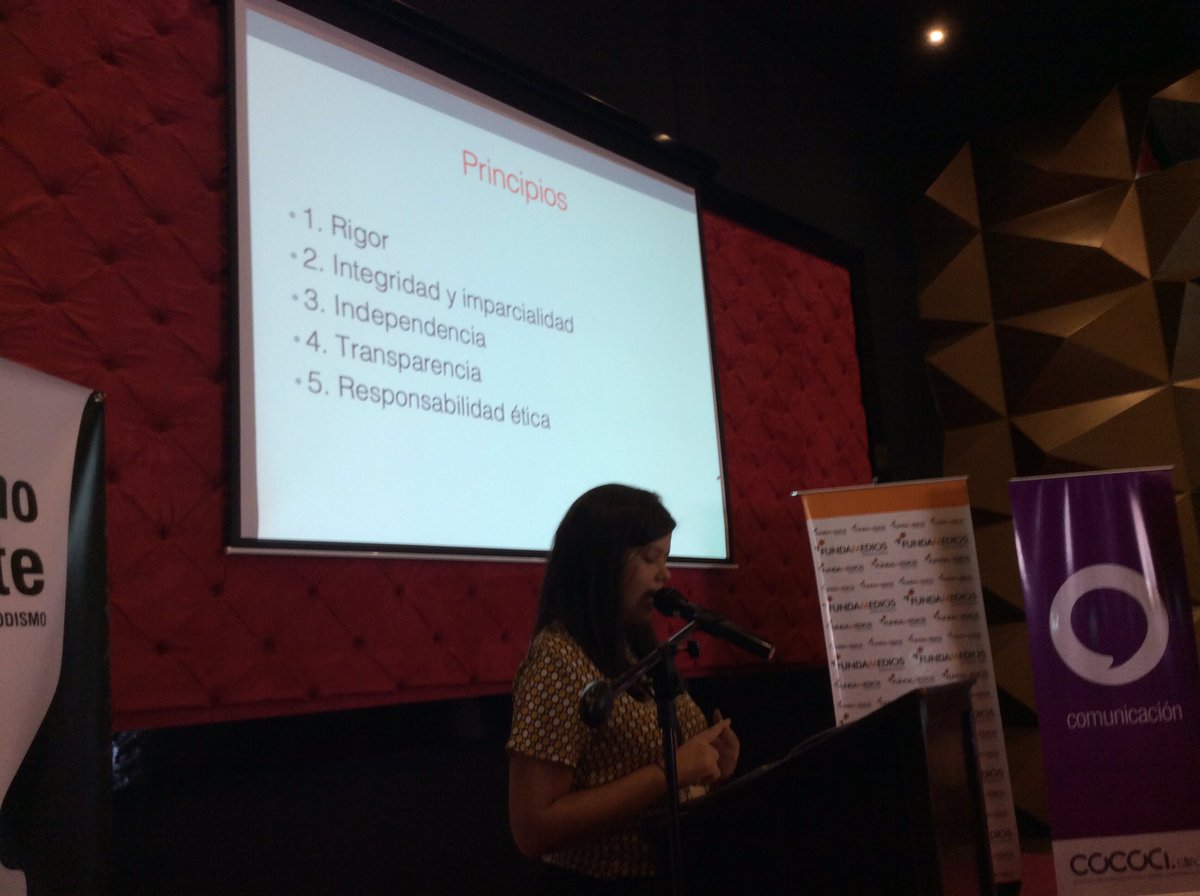pamelajcruz's tweet photo. En #PerDebate18 Leticia Alves, de @opovoonline , habla del nacimiento del proyecto https://t.co/KjPgPCcM1A que coincidió con el interés en las agencia de comprobación de noticias. https://t.co/v3S0wav76y