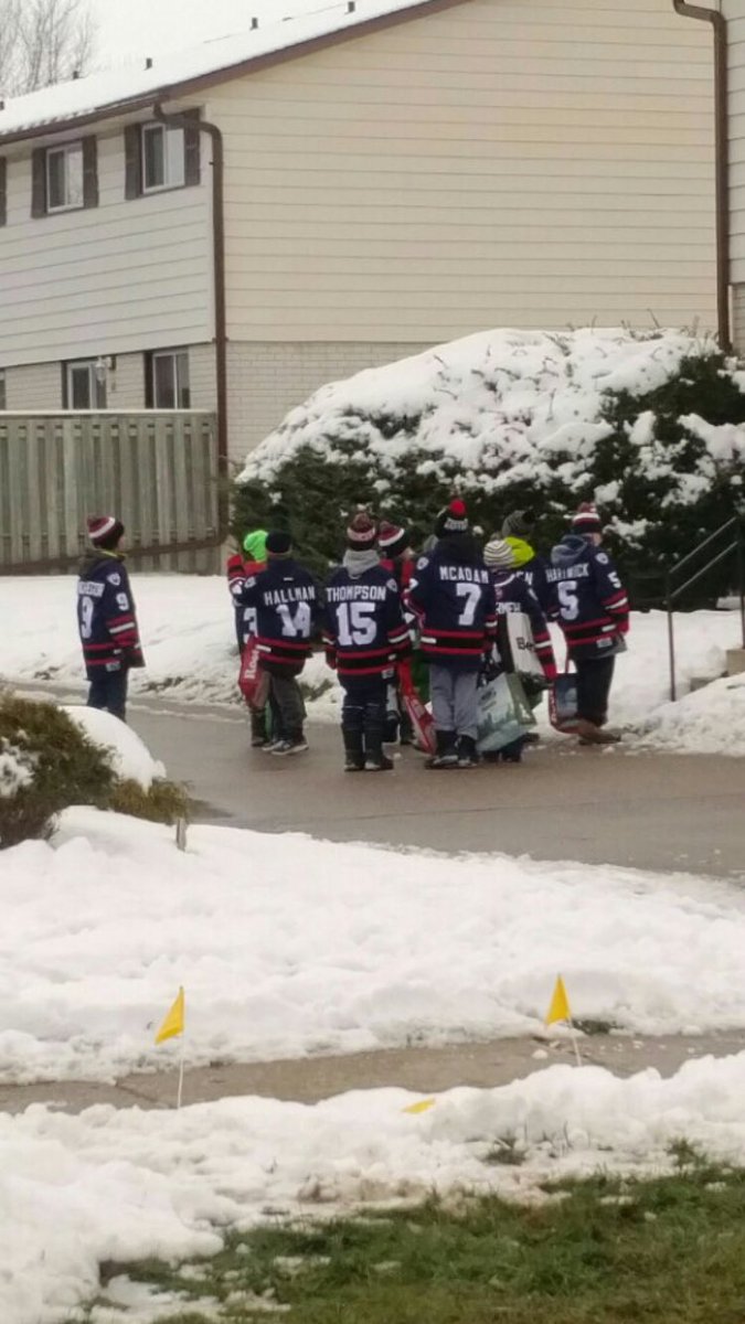 cbgb89's tweet photo. Proud of the boys today for helping out the @Kiwanis food drive today in support of @WCServices. There’s more to being part of a hockey team than just playing hockey. @woolwichhockey @Woolwichupdates #wildcats #atomAE https://t.co/lZAwEa5eiX