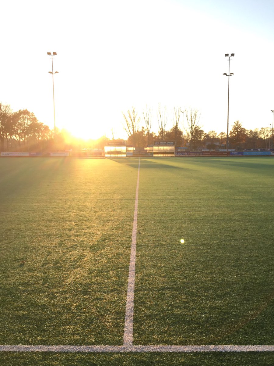 Patries055's tweet photo. Vanmiddag weer eens aan het hockeyveld gestaan, lekker zonnetje, frisse neus en de leukerds uit 16yo’s oude team aangemoedigd #hcares https://t.co/rWzyfokL1N