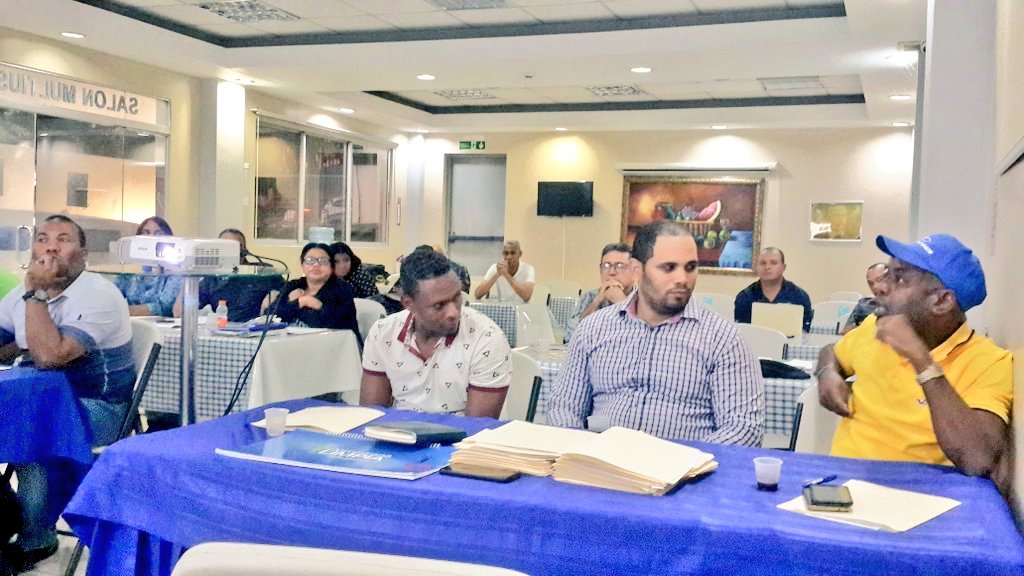 JuniorArveloQ's tweet photo. Así estuvo nuestro taller medio ambiental sobre el manejo de los residuos sólidos y estructuración de los equipos de reciclajes @DominicanLimpia dirigido a la mesa ejecutiva y política Circ. #2 y parte de su eje medio ambiental.. ideales de nuestro innovador social @DomingoCG1 https://t.co/bZLiOP1OeA