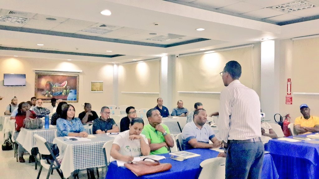 JuniorArveloQ's tweet photo. Así estuvo nuestro taller medio ambiental sobre el manejo de los residuos sólidos y estructuración de los equipos de reciclajes @DominicanLimpia dirigido a la mesa ejecutiva y política Circ. #2 y parte de su eje medio ambiental.. ideales de nuestro innovador social @DomingoCG1 https://t.co/bZLiOP1OeA