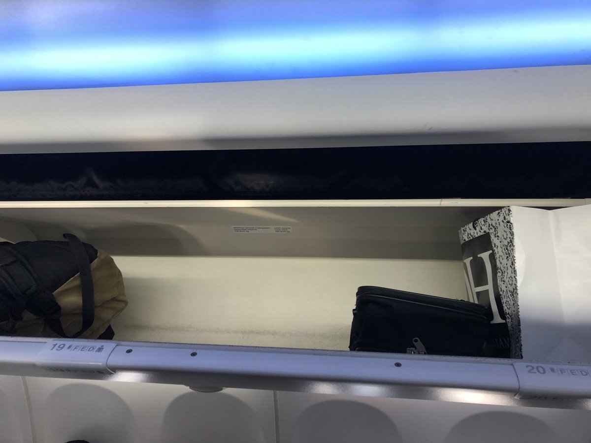 kaaydelrio's tweet photo. @Aeromexico muy mal su personal terrestre, mujer sola con dos niños y de ver mi maleta (que cumple con las dimensiones para ir en cabina y con cosas de mis hijos para el viaje) me hicieron documentar porque "no hay lugar" #aeromexico #lopeor #criterio0 #sihaylugar #nopuedocreer https://t.co/3KZ2WoxV3E