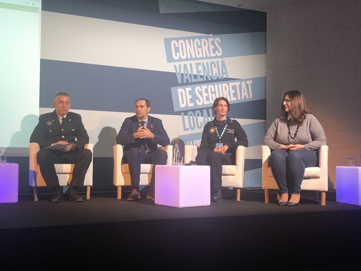 Congreso_ICV's tweet photo. Congreso Valenciano de Seguridad Local.
Mesa “Los programas preventivos en la escuela: acoso escolar”, con Rafel Covas, PL de #Pollença; Yolanda García, PL de #Nules; Ana Moyano, psicóloga; José Emilio Fernandez Reyes, comisario PL #Elda
#SeguridadLocal2018 
#SeguretatLocal2018 https://t.co/HVkeyioMRx