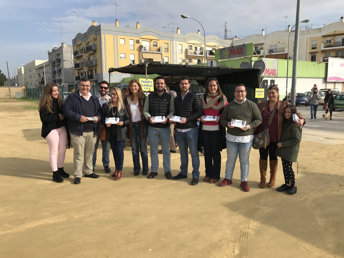 juanmigmunoz's tweet photo. Mañana de reparto electoral en #Camas.
Llevamos a nuestro pueblo, a nuestra gente, las propuestas para el cambio real y necesario que merece #Andalucía con nuestros candidatos al parlamento @alicia_mm y @pedrogoro. 
#VotaGarantíadeCambio #LaRutadelCambio https://t.co/WJBRe1QALs