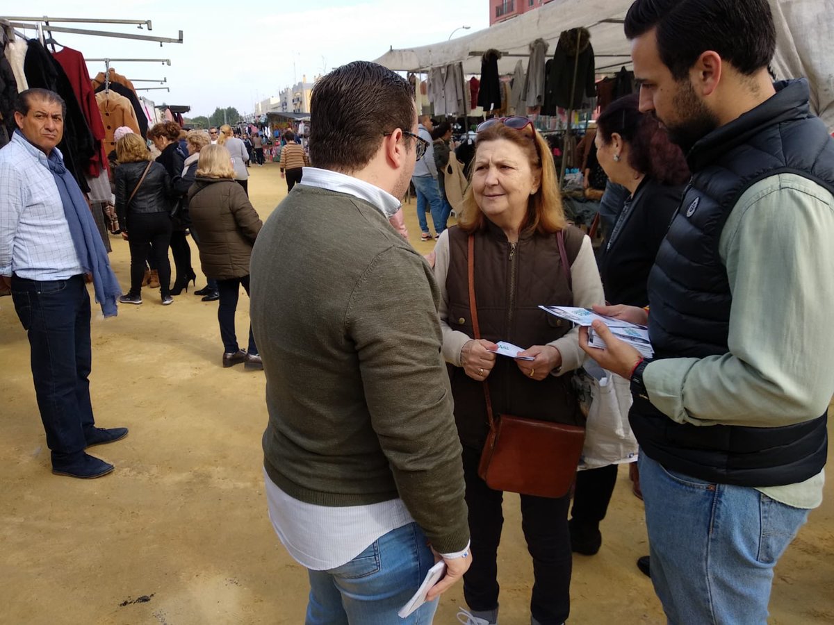 Mañana de reparto electoral en #Camas.
Llevamos a nuestro pueblo, a nuestra gente, las propuestas para el cambio real y necesario que merece #Andalucía con nuestros candidatos al parlamento <a href="/alicia_mm/">Alicia Martínez</a> y <a href="/pedrogoro/">Pedro</a>. 
#VotaGarantíadeCambio #LaRutadelCambio