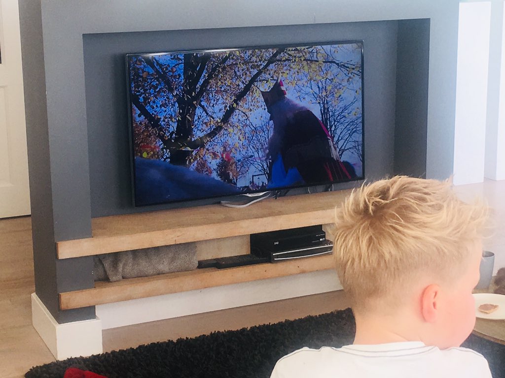 Geertjan_Oxe's tweet photo. Bij ons thuis wordt de #Sinterklaasintocht op de voet gevolgd 🖥!

Jongste zoon, “ik hoop wel dat de echte (zwarte) Piet bij ons thuis komt.”

Ik vraag hem, “waarom dan?”

Jongste zoon, “die met die vegen zijn stagelopers...”

Hij heeft er kijk op 😂🤣 https://t.co/BXXBRHRijp