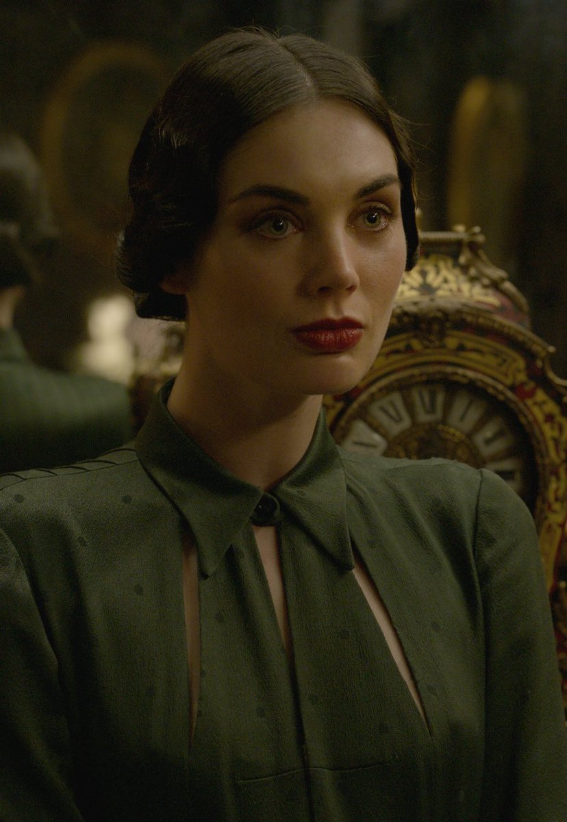 ClassicHWLingLy's tweet photo. สิ่งที่ชอบใน #FantasticBeasts คือแฟชั่นตัวละครในยุค��่อนสงครามโลกครั้งที่2นี่แหละ คนสมัยก่อนแต่งตัวได้สวยงามหรูหรามาก แค่กวาดตาไปมองดูรถรา บ้านเรือน ผู้คนในหนังก็ฟินจนตัวลอยแล้ว ในขณะที่หนังพีเรียดฟอร์มย��กษ์เรื่องอื่นๆในช่วงนี้ไม่ค่อยมีเลย นี่ติ่งVinda Rosierสมุนกรินด์มากค่ะ สวย😍 https://t.co/G3DNrzkqu6