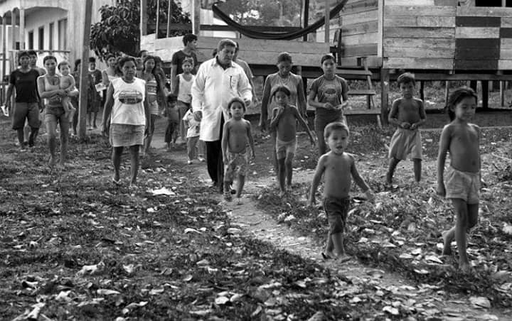 DiazCanelB's tweet photo. La dignidad también puede ser fotografiada. Nuestros médicos 
viajan con ella hasta donde no llegan lo enemigos de los pueblos. 
Gracias por el ejemplo. #SomosCuba https://t.co/zlqYPK8feC