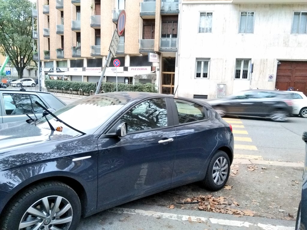 RobRe62's tweet image. Anche i pedoni nel loro piccolo si possono arrabbiare (e ti attorcigliano i tergicristalli). #lesscars  Via @marmaz