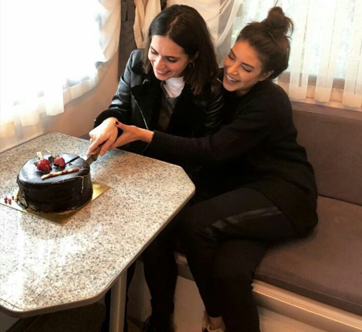 DenizBNews's tweet photo. #DenizBaysal #MeriçAral 🎂 https://t.co/yhO3on4efO
