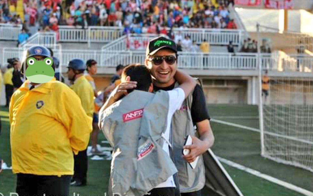 ChaloAwante's tweet photo. FELIZ CUMPLE @LuisAlejandroSw amigo y compañero en @AwanteCL 
Larga vida, mucho éxito en todo y que sigan los abrazos. 
En las buenas y malas con Wanderers 🇳🇬💚🍻
*Foto: Quillota 2014, tu emoción post gol de SW, te tuve que contener 😂
#FelizSabado https://t.co/Lr4zFe7xj3