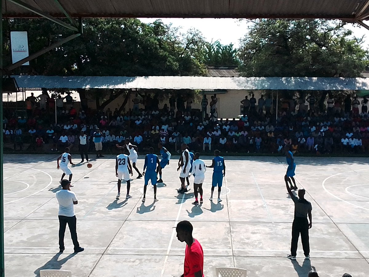 FEBABU1's tweet photo. 2e édition Coupe du Président
1/4 de finales
En cours
 Gymkhana(Blanc) vs New Stars (Bleu) https://t.co/6uv1Y2iysM