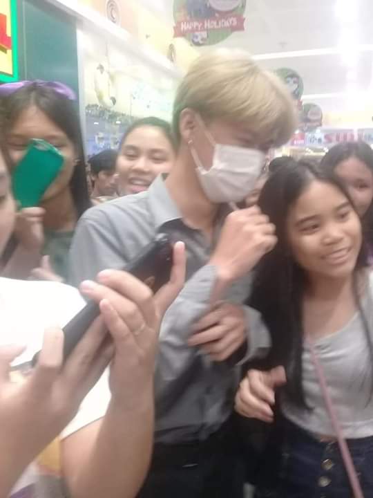 meanyoongi0309's tweet photo. There's a a fan who dressed up like Jimin in the cinema and armys mobbed him to get a pic :( https://t.co/dTIpxrBgjA