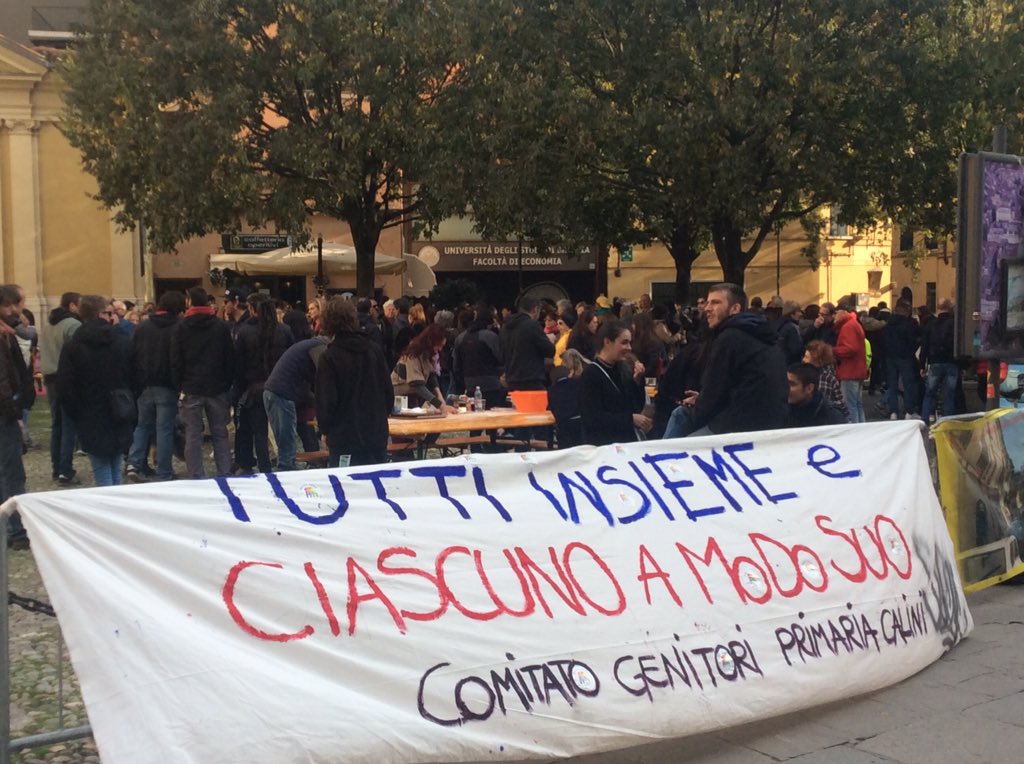 ManlioVicini's tweet photo. A #Brescia questa la risposta del quartiere popolare, meticcio e #antifascista del Carmine, nel punto in cui forza nuova aveva indetto un presidio contro degrado e immigrazione. Festa di strada, per i #fasci non c’è posto. Il degrado sono loro. https://t.co/ZhCSOpbvsZ