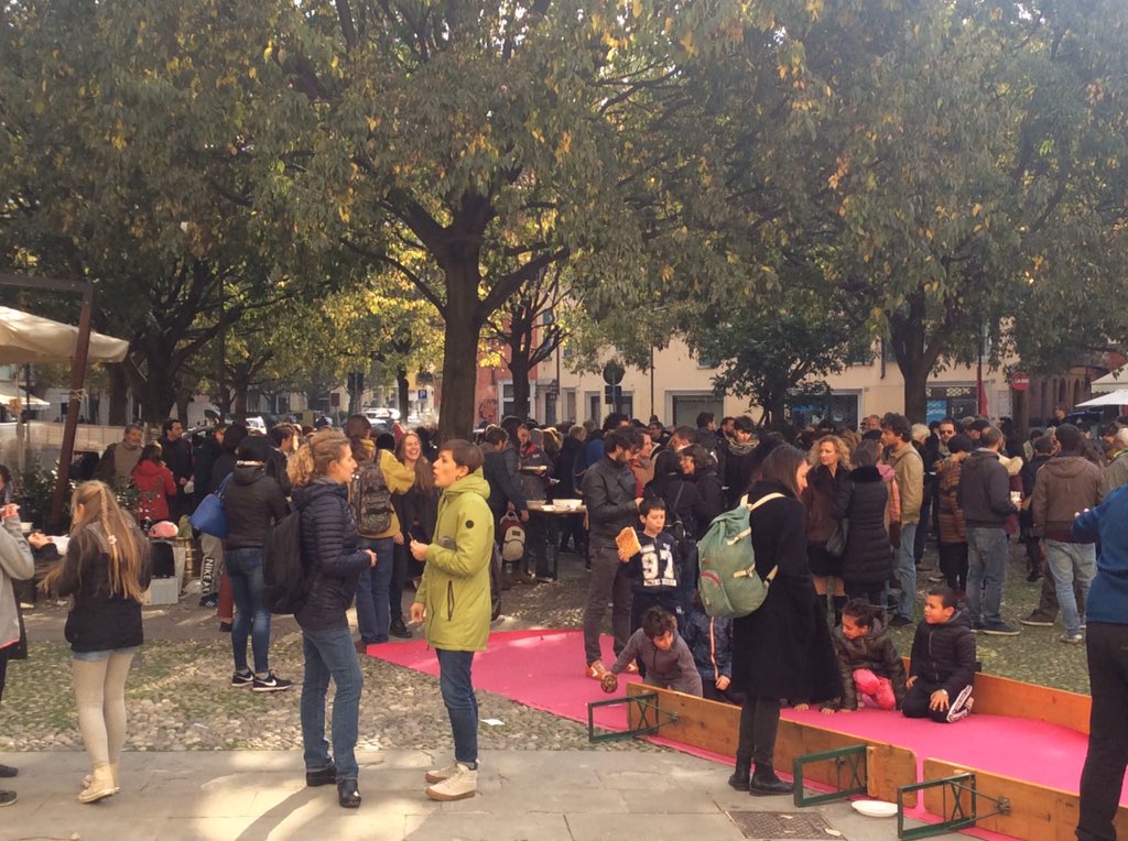 ManlioVicini's tweet photo. A #Brescia questa la risposta del quartiere popolare, meticcio e #antifascista del Carmine, nel punto in cui forza nuova aveva indetto un presidio contro degrado e immigrazione. Festa di strada, per i #fasci non c’è posto. Il degrado sono loro. https://t.co/ZhCSOpbvsZ