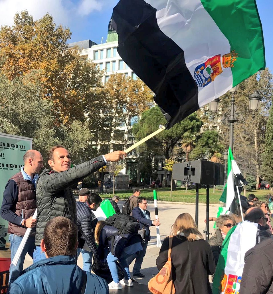 JuanParejoFdez's tweet photo. #TrenDignoYa “Nuestras voces se alzan, nuestros cielos se llenan de banderas; verdes, blancas y negras”. No nos pararan hasta conseguirlo! #EXN 🚂🚂📣 https://t.co/y6t4zjopHu