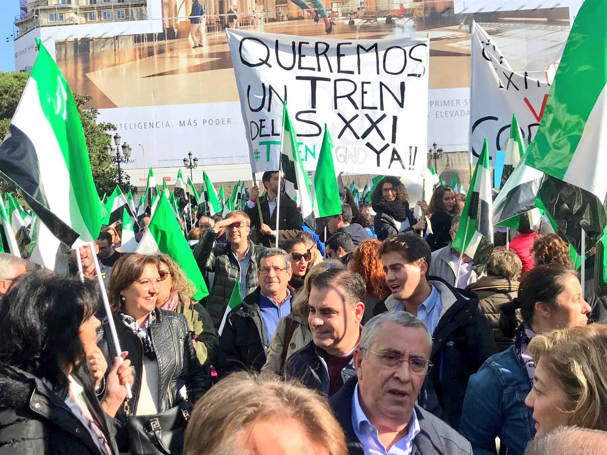 JuanParejoFdez's tweet photo. #TrenDignoYa “Nuestras voces se alzan, nuestros cielos se llenan de banderas; verdes, blancas y negras”. No nos pararan hasta conseguirlo! #EXN 🚂🚂📣 https://t.co/y6t4zjopHu