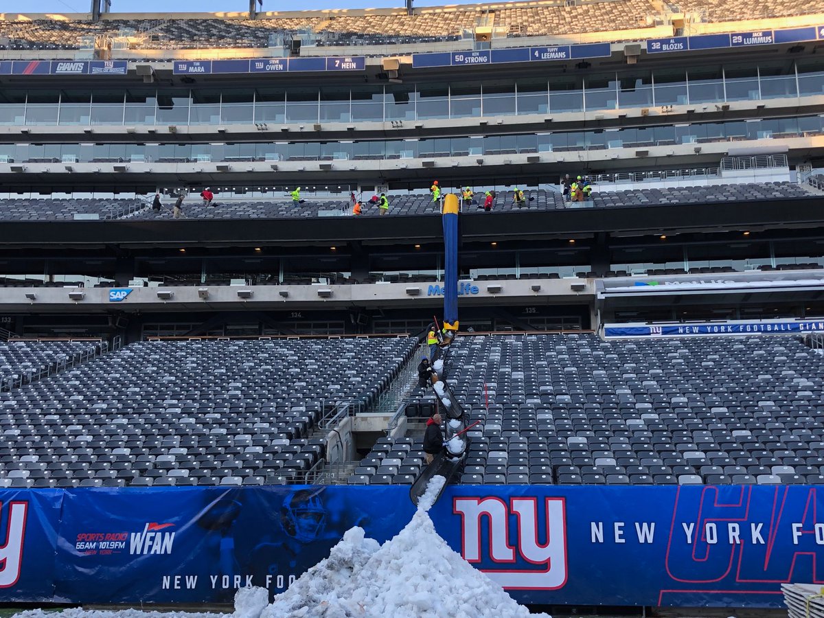 cfd702's tweet image. Cleaning snow for Big game tomorrow