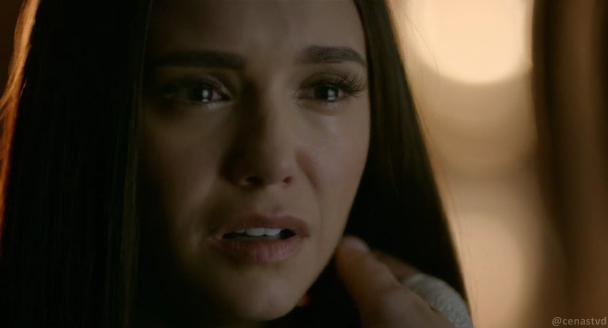 tvdblake's tweet image. Independente de shippar ou não esta cena é MUITO TRISTE. Imagine a dor da Elena nessa despedida, stefan foi tão importante na vida dela. Eu interpreto essa cena também como uma alusão a nós vendo o ultimo ep da série 💔