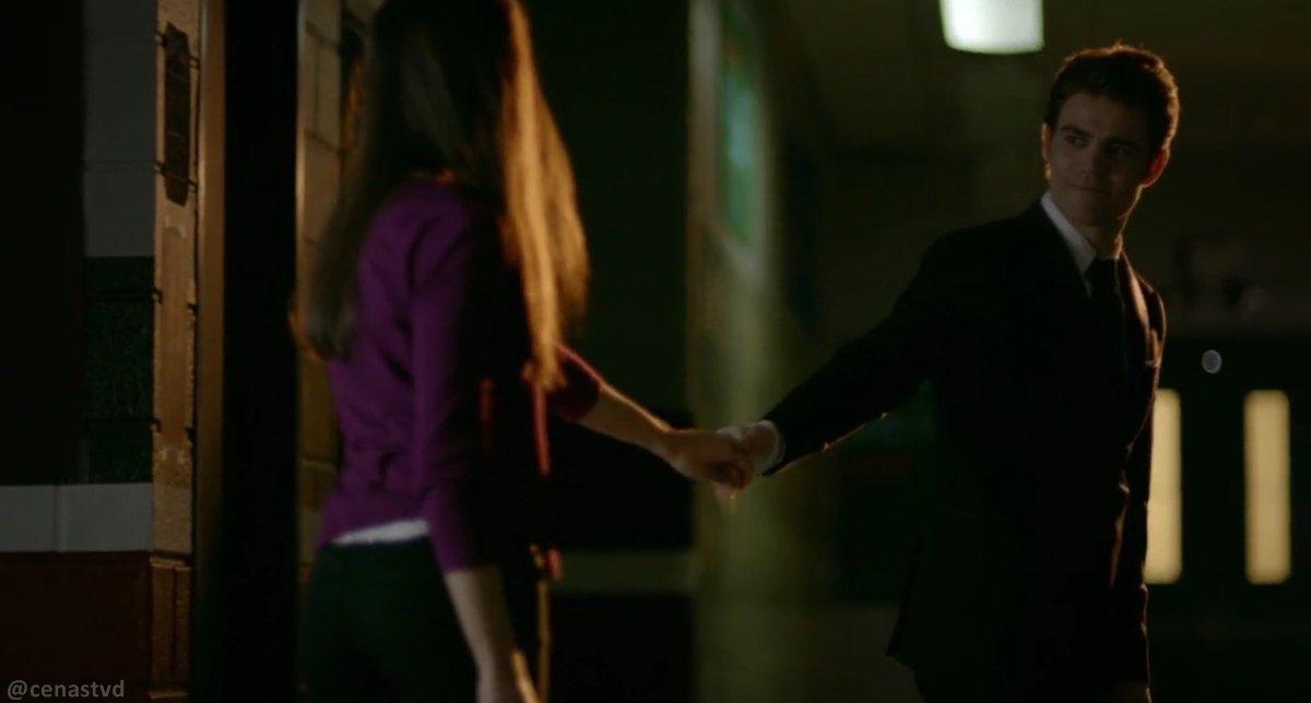 tvdblake's tweet image. Independente de shippar ou não esta cena é MUITO TRISTE. Imagine a dor da Elena nessa despedida, stefan foi tão importante na vida dela. Eu interpreto essa cena também como uma alusão a nós vendo o ultimo ep da série 💔