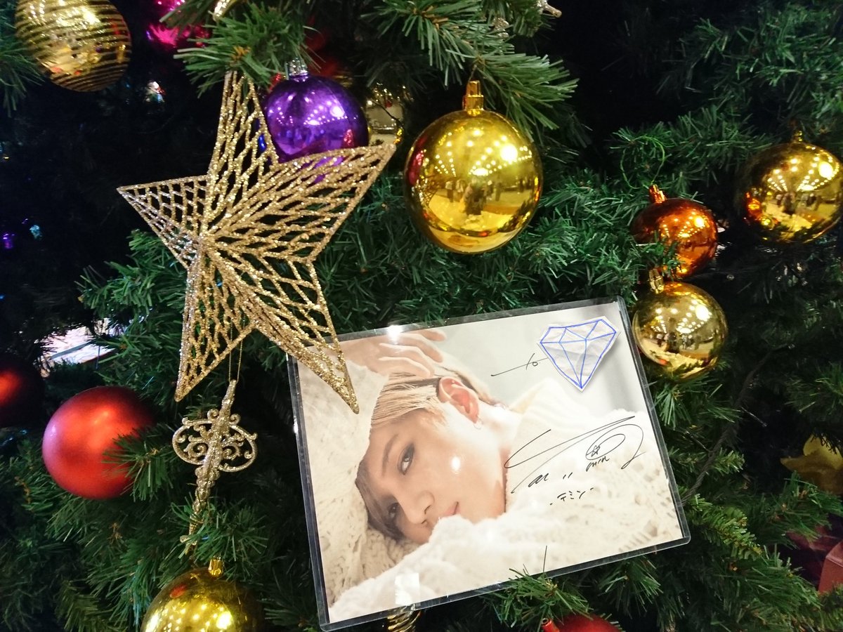 goodluck_amo's tweet photo. サイン会会場にあった大きなクリスマスツリー🎄
どのオーナメントよりもテミンが美しい😆👼✨
博多駅のイルミネーションよりも、やっぱりテミンが美しい👼✨
HOT WINE売場は、ある素敵な日のテミンを思い出してしまった(o´艸`)

#テミン
#TAEMIN
#サイン会
#福岡 https://t.co/oYZvPX1PLs