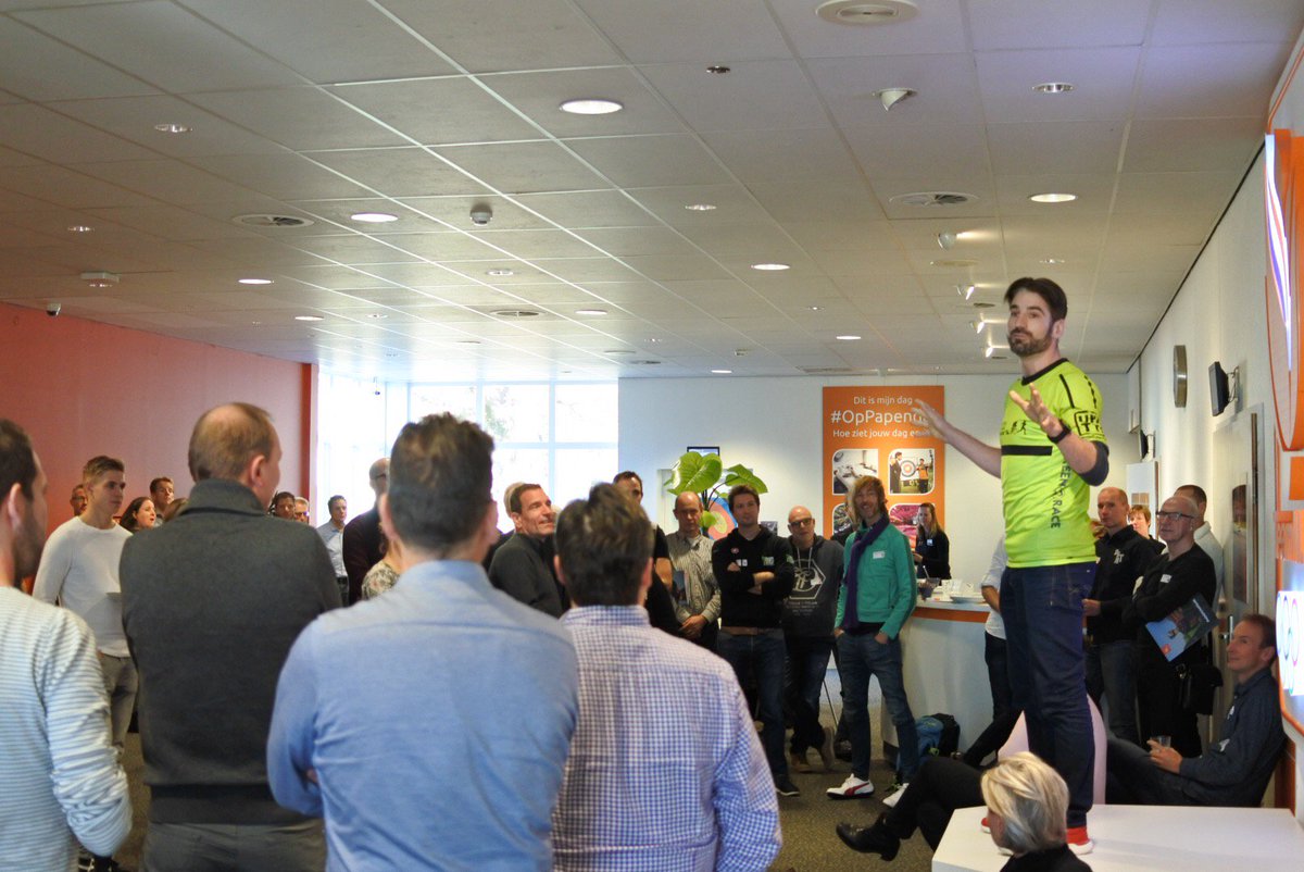 In de middagpauze van #NTBcongres18 staan leden op de zeepkist om een pleidooi te houden en <a href="/gheijkoop/">Gerrit</a> doet een oproep om geen afval achter te laten tijdens het doen van wedstrijden en andere atleten daarop aan te spreken. Veel steun in de zaal! #wijzijntriathlonNL