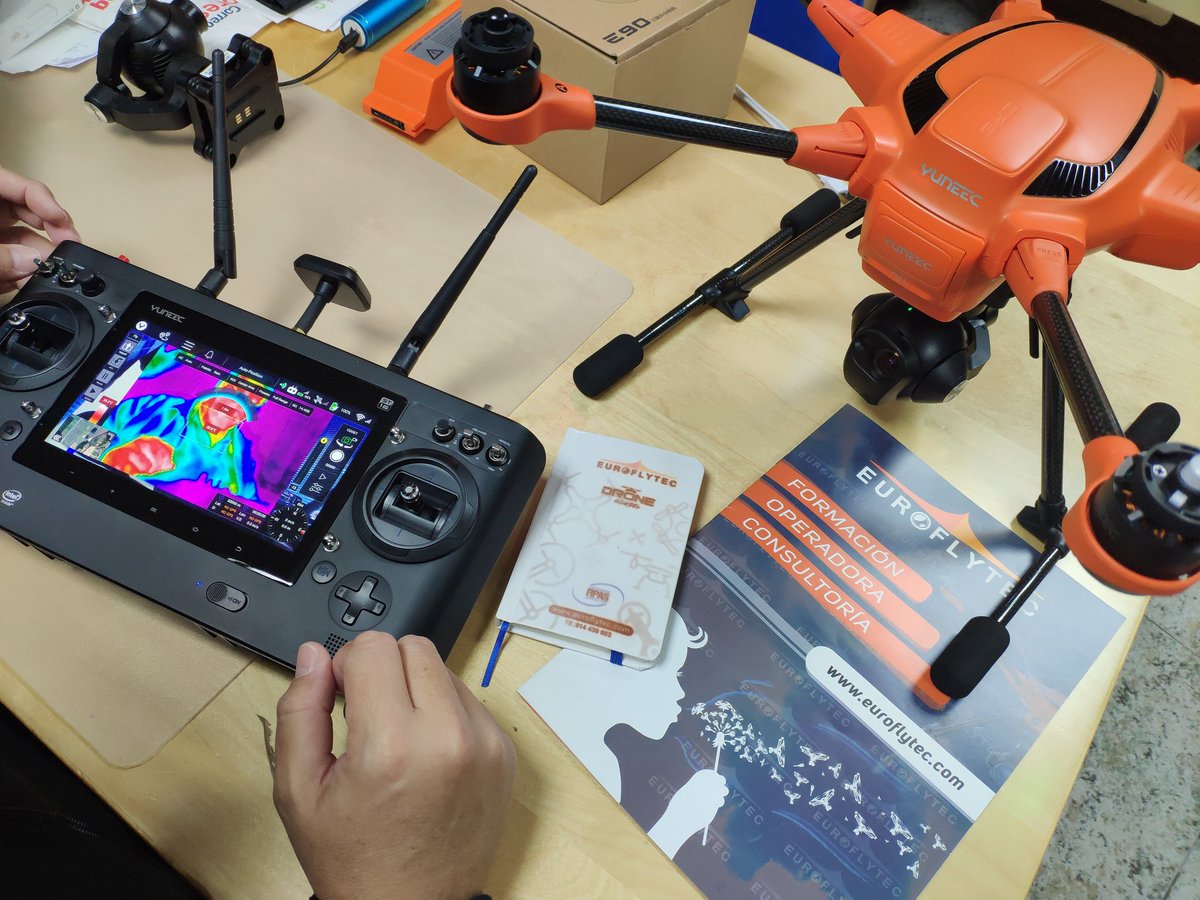 euroflytec's tweet photo. Hoy #formación en Habitación Yuneec H520/ Typhoon H  Series en #Madrid.
Yuneec Europe #drones #euroflytec
https://t.co/XZUqLA9jGb
https://t.co/nrTh0xxyhA https://t.co/dyU36DEUC3