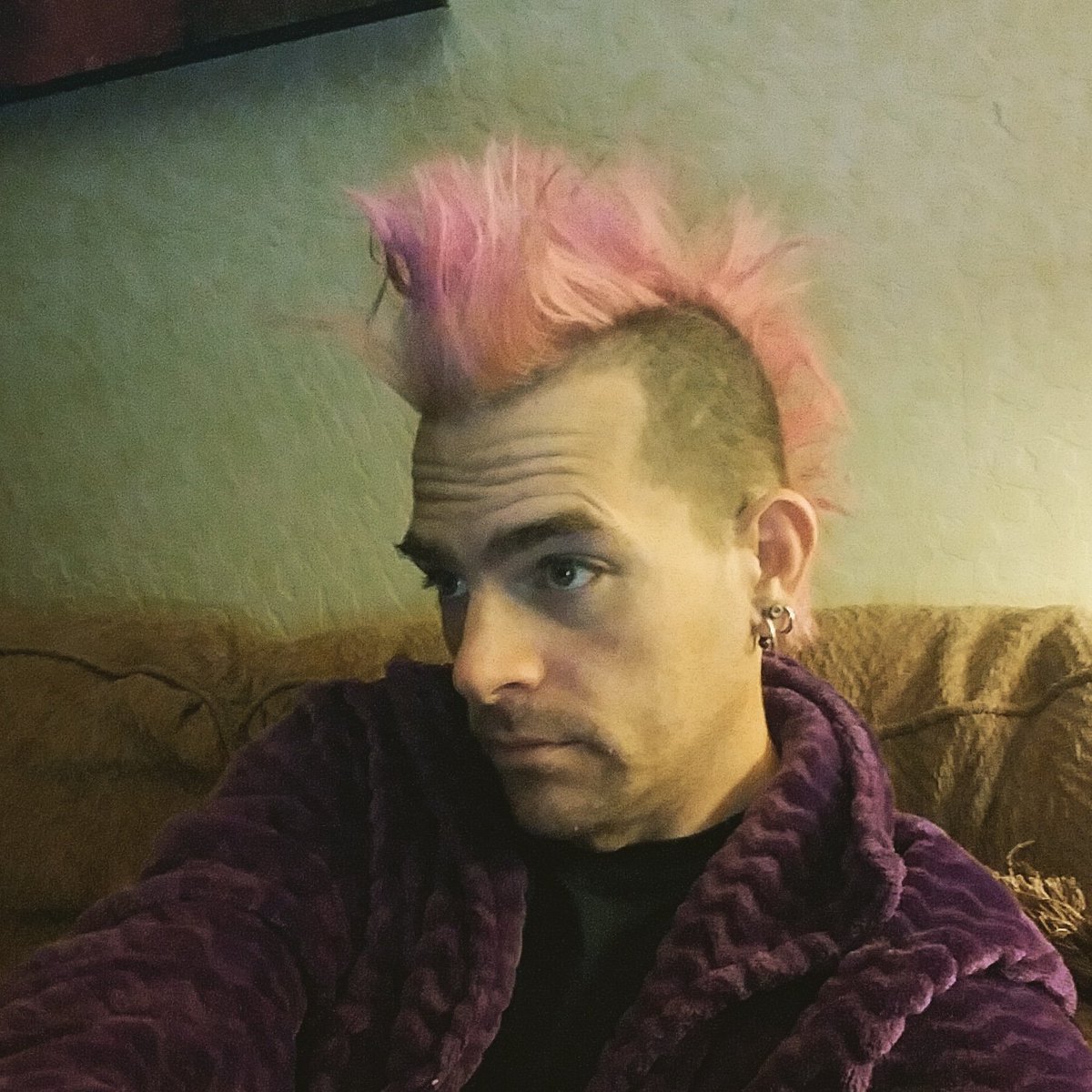 MC_Etching's tweet photo. Once while jogging I got my hair caught in a tree branch...yesterday I got it smacked around by a ceiling fan.  I am unsure as to how I feel about this... #PunkProblems #HairDanger #LaLaLaYoinkFuckOUCH! https://t.co/6NigINjyUa