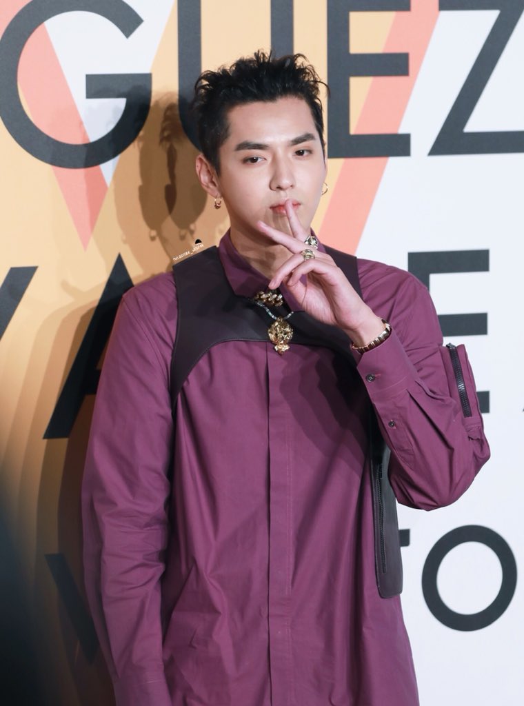 MWuyifan's tweet photo. #KrisWu #LouisVuitton 
181115 Louis Vuitton“VVV”exhibition in Shanghai💜💜💜 https://t.co/rUiyUvasA0