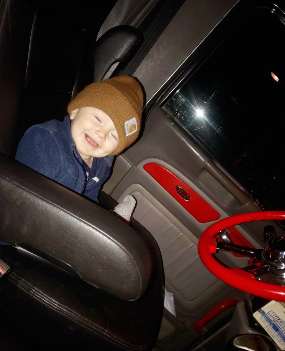 cam_steffy's tweet photo. Watch out world, thereโs a new hauler on the road! #valleycreektrucking #harvest18 #brightflash @BrianSteffy https://t.co/oemS6ViS9K