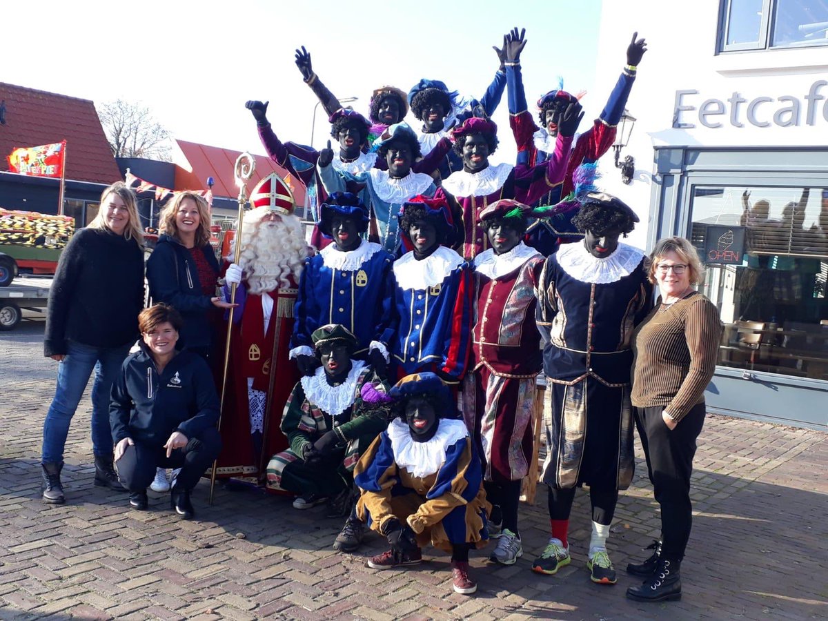 SonjaBerbee's tweet photo. Hoe vinden jullie Sints nieuwe outfit? Donatie #coöperatiefonds @RaboKvNH. Sint: “@RaboKvNH bedankt, ik ben er erg blij mee en met dit weer heb ik het heerlijk warm!”. #OVAP #marktteamHollandsKroon https://t.co/ThfrBtwfB6