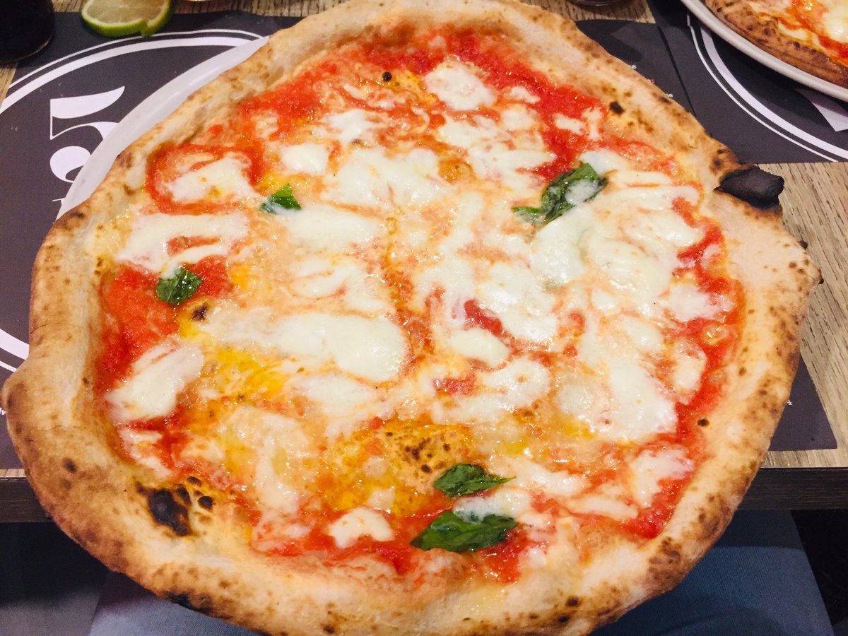 Un giro tra le pizzerie di Napoli? Tappa fissa è sicuramente la pizzeria 50kaló di Ciro Salvo 👨🏼‍🍳

La Margherita e Bufala 🍕

Pomodo pelato🥫
Mozzarella di Bufala 🐂
Foglie di basilico 🌿 
Olio extravergine d’oliva 🍇

#hungrybear #50kaló #cirosalvo #napoli #pizza ❤️