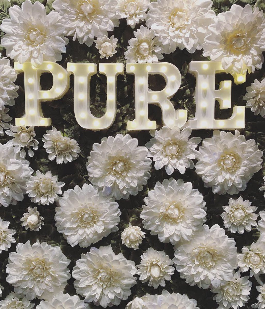 Loved this gorgeous #floralwall @PureSkinCarePgh celebrating @BeautyEventPgh 🥂❤️🎈 #gored #backdrop #soglam #sochic #beautycare #beautyblogger #pureskincare #pgh #pittsburghevents #favoriteplaces