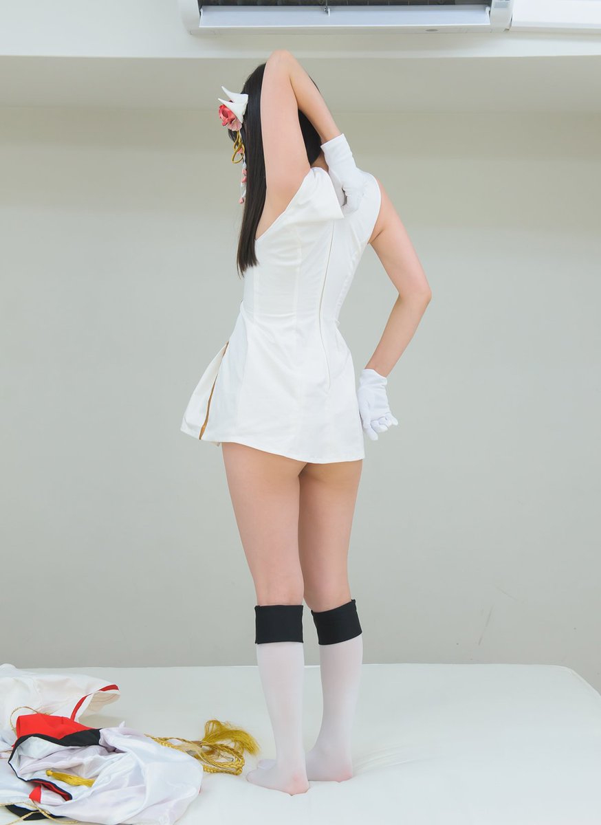 pinkyweb_tw's tweet photo. この後ろのファスナーを上げて
上がった服をキュッと下に下げる一連の動きめっちゃかわいい https://t.co/np4kDBlpbI