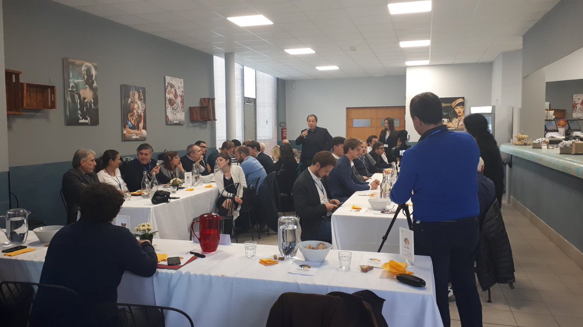 SilvioMagliano's tweet photo. Grande livello e interesse a #PoP18.
Mattina dedicata alle #Vision del Dottor Roberto Airone e del Professor Giuseppe Costa. #SpeakingLunch: protagonista il Dottor Domenico Bertero. Tra pochi istanti al via l'#Agorà del pomeriggio. https://t.co/hQ1DbWCar1