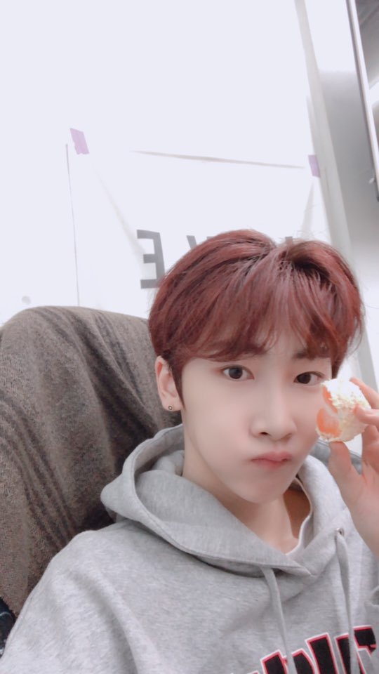 VRVR_VERIVERY's tweet photo. @by_verivery [#Hoyoung]
¿Todos llegaron cuidadosamente a casa?
Está más frío por la tarde así que vistan calidamente y cuando este frío por favor coman mandarina y naranjas mucho para tener vitamina C! Nos vemos mañana! Adiós 
#VERIVERY #HiTouchTime #MandarinayNaranja🍊 #베리베리 https://t.co/s6Z8zlKQhV