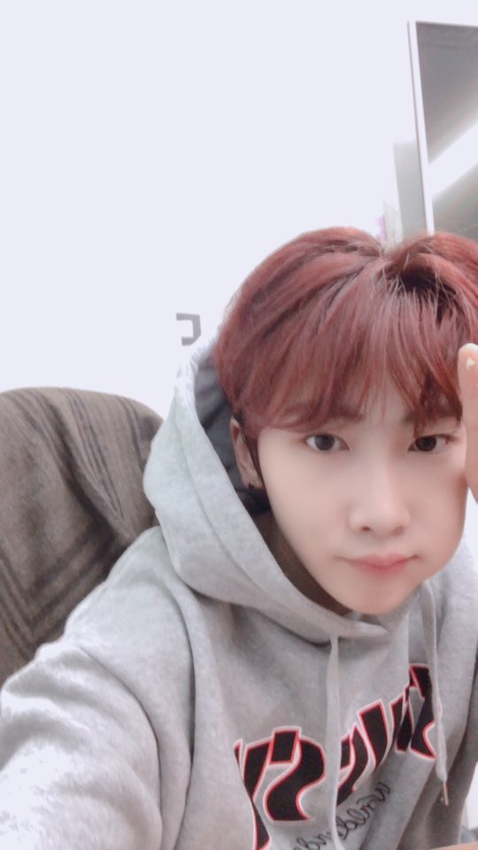 VRVR_VERIVERY's tweet photo. @by_verivery [#Hoyoung]
¿Todos llegaron cuidadosamente a casa?
Está más frío por la tarde así que vistan calidamente y cuando este frío por favor coman mandarina y naranjas mucho para tener vitamina C! Nos vemos mañana! Adiós 
#VERIVERY #HiTouchTime #MandarinayNaranja🍊 #베리베리 https://t.co/s6Z8zlKQhV