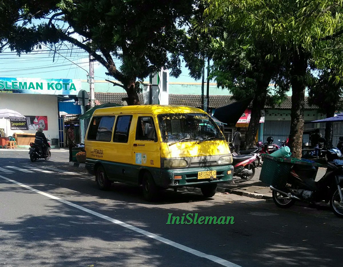 IniSleman's tweet photo. Siang tadi, tak sengaja menemukan salah satu angkudes yg masih (mencoba) survive sedang nge-time (Jawa: ngetem) di sekitar Pasar Sleman. Yak, Mino alias jalur zebra. Satu dari sedikit angkudes yg masih mengaspal #saveangkudes https://t.co/Wx95nqX3bd