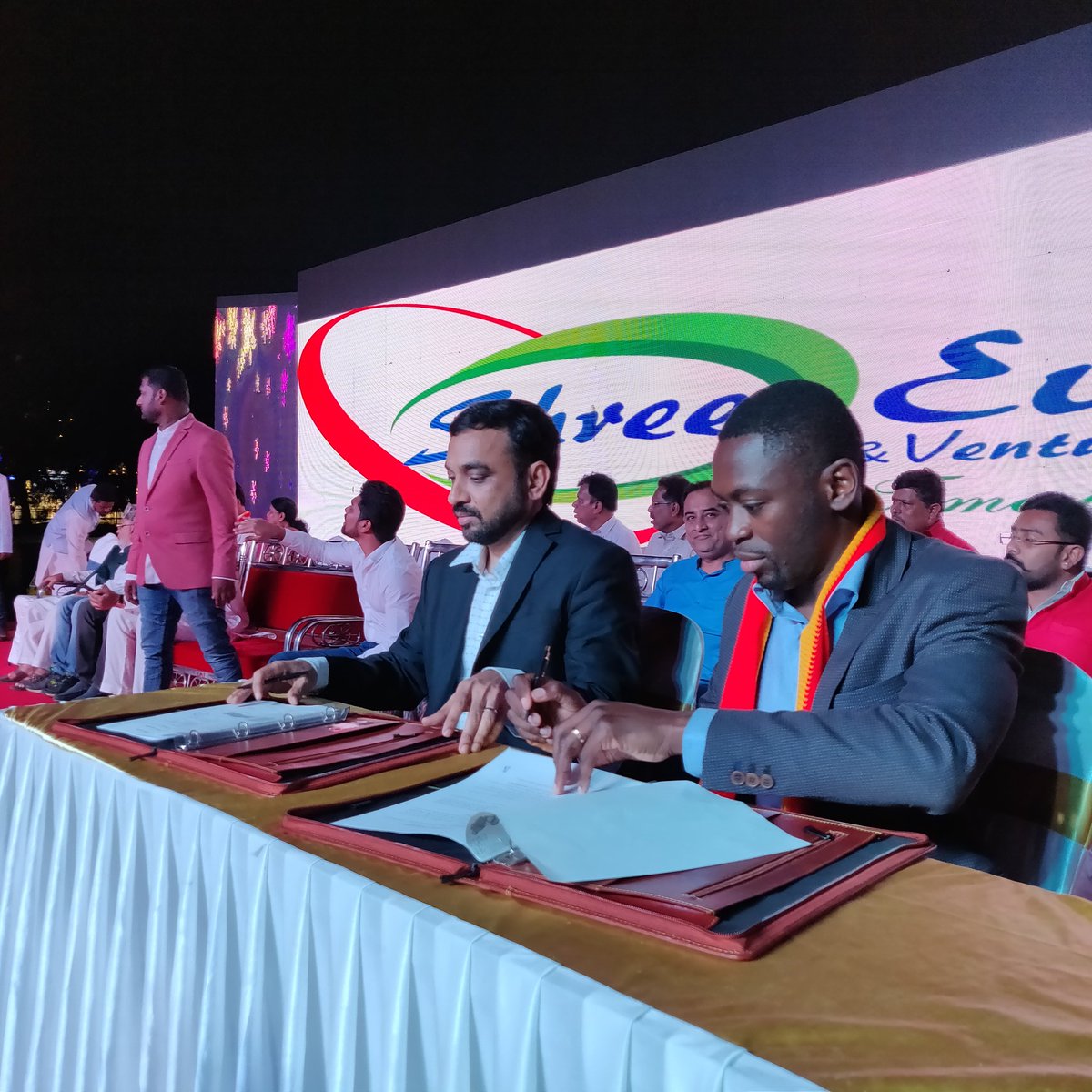 MahindraLMM's tweet photo. Mahindra Electric CEO @Maheshsbabu signs an MoU with Cedric of @TWUindia, and hands over a symbolic #MahindraTreo key to auto drivers.
#AutoDay #SochBadloKismatBadlegi #GoElectricWithME https://t.co/Keg7cdnhXw