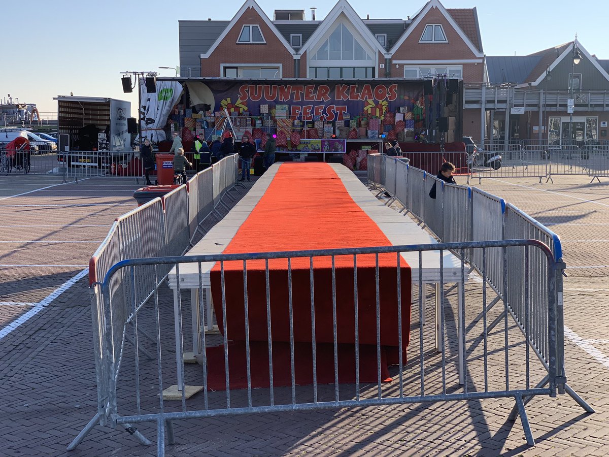 Onze Catwalk/podium staat gereed voor de intocht van Sinterklaas. Opbouw slechts een half uur.