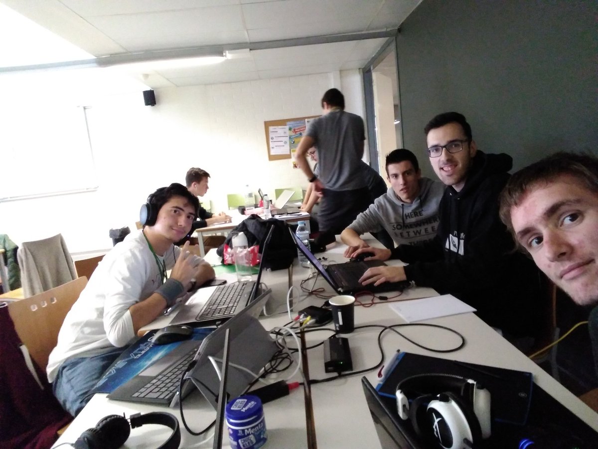 marcsances's tweet photo. Treballant de ple en els reptes! @hackeps https://t.co/pZNcuO6823