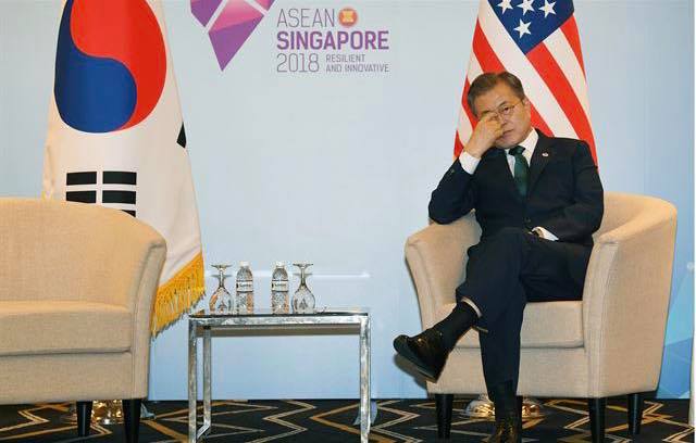 남의 자리(성조기 앞)에 앉아 조는 바람에 결국 서로 자리를 바꾼채로 회담 했다는 것