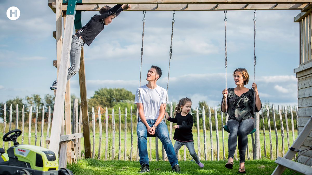 HeldenMedia's tweet photo. 'Ik huil nooit bij een koers als hij wint, maar bij Vlaanderen heb ik de ogen uit mijn kop staan janken,' zegt de vrouw van @NikiTerpstra in #Helden44.
Lees hier het gehele familieportret โฌ
๐ https://t.co/KqGpCZaVFu
๐ท Ferdy Damman https://t.co/Phf55nMard