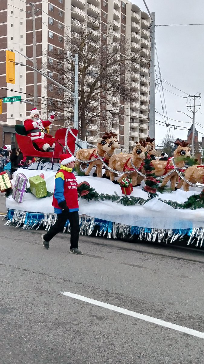 ejhernandez1985's tweet photo. #SantaClausParade https://t.co/U3XxueMC0X