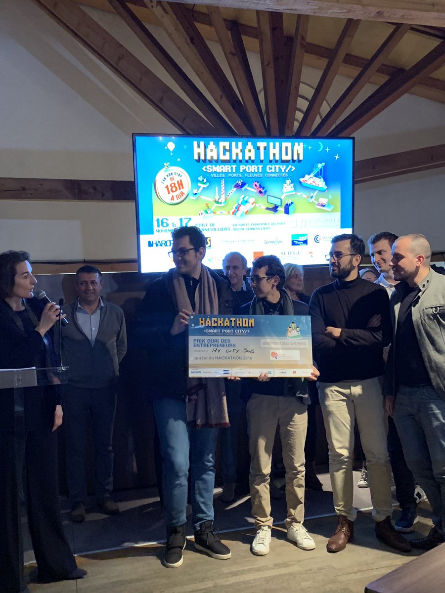 smartharopa's tweet photo. Pascale Roux de la pépinière Quai des Entrepreneurs remet son prix à...  « My City Job » 👏 #SPH2018 #SPC2018 https://t.co/nyIkYLHeYi