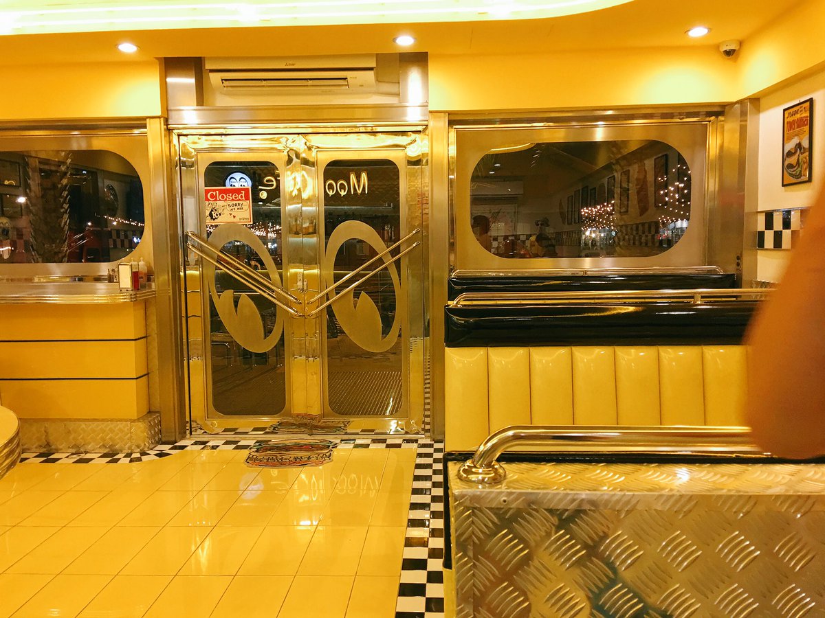 ussmous's tweet photo. เจอร้านลับอีกร้านนึง อยู่ด้านในสุดของตลาดนัดรถไฟศรีนครินทร์ ชื่อ Moon cafe ข้าง Mooneyes shop คือเหลืองมาก เข้าไปแล้วนึกถึงหนังเรื่อง Kingsman เบอร์เกอร์อร่อย ชีสเค้กก็ดี ไปค่ะไป @aroii https://t.co/G61r5Bn38X